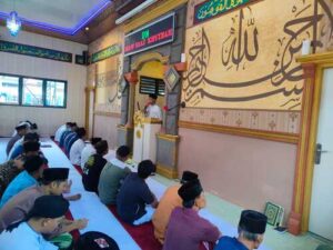 Sholat Jum’at Berjamaah, Ratusan Napi Lapas Curup Padati Masjid At-Taubah