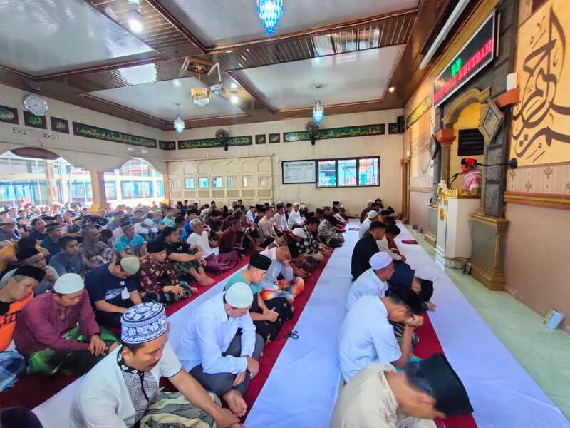 Bersama Ratusan WBP, Kalapas Curup Sholat Jum’at Berjamaah